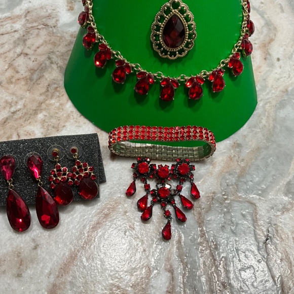 LOT OF GOLD JEWELRY WITH RED STONES - Picture 5 of 9